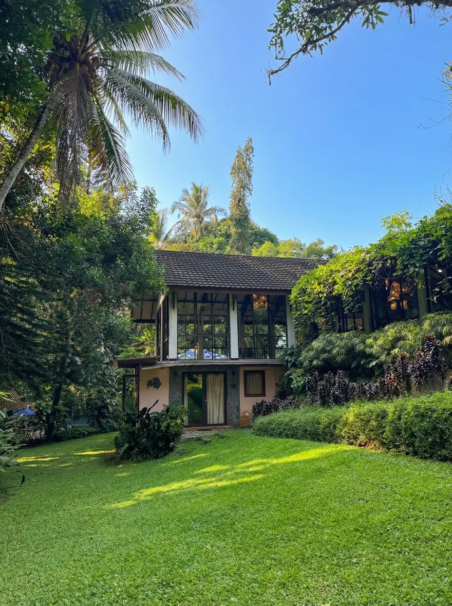 Rumah Gadog dengan taman tropis luas dan bangunan pendopo di Megamendung, Bogor